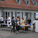 Besucher der LAG Tagung 2020 treffen ein vor der Alten Wache, Scharnhauser Park