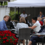 Besucher der LAG Tagung 2020 sitzend an Tischen vor der Alten Wache, Scharnhauser Park