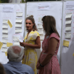Bild zwei Vorstände der LAG hhalten Vortrag an Flipcharts bei der Tagung 2020 in der Alten Wache, Scharnhauser Park