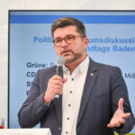 Foto männliches Mitglied der Grünen am Rednerpult bei der LAG-Veranstaltung Tagung/Netzwerktreffen 2021