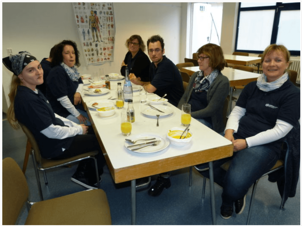 Bild zeigt Teilnehmende des Netzwerktreffens der LAG im Jahr 2015 beim Mittagessen zusammensitzend.